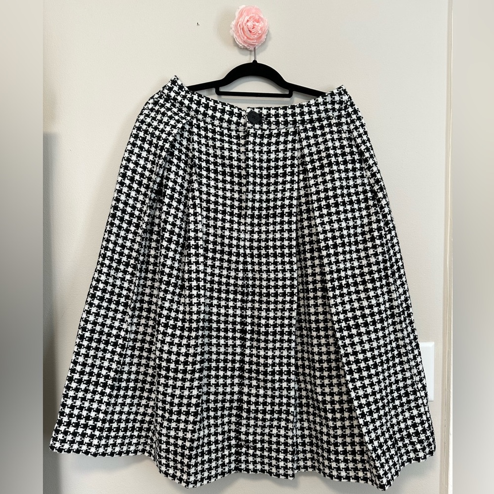 Classy long skirt with houndstooth B&W pattern